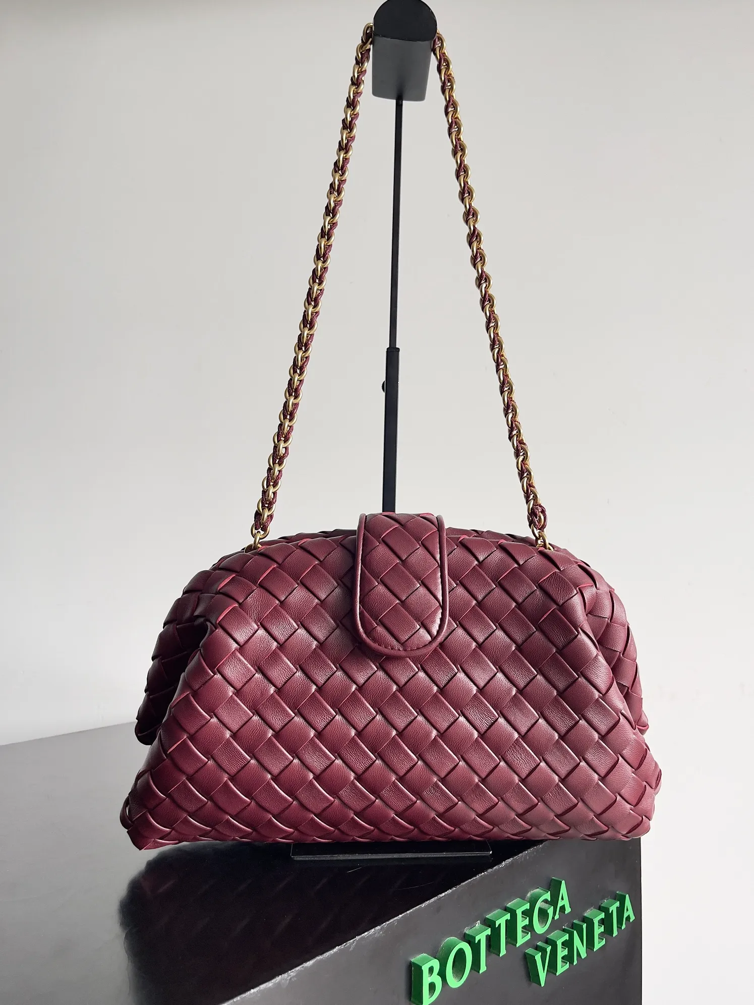 Batch 2260 BOTTEGA VENETA Lady's LAUREN CLUTCH Chain Clutch was inspired by 40 years ago. It is a perfect fusion of classic and modern bags. It is effortless and fashionable for any occasion and at any time. The newly added detachable metal chain allows people to have more ways to carry it. It is grand and elegant. Style No.: 785807 Size: 31.5*16.5*11cm